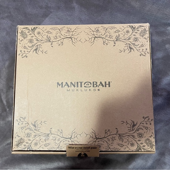 Manitobah Mukluks Annie Bell Short Snowy Owl Grain Mukluk - Picture 9 of 12